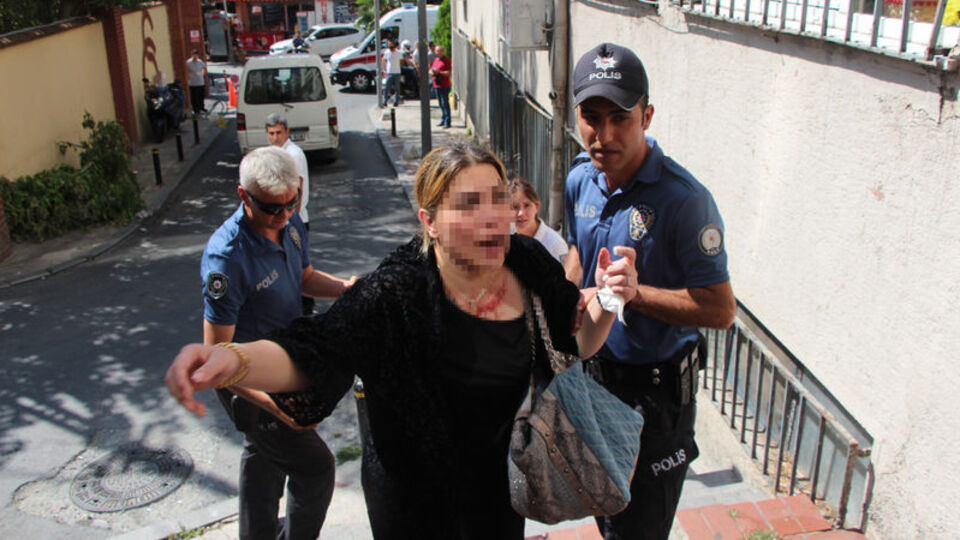Kocası bayıldı, o gazetecilere saldırdı