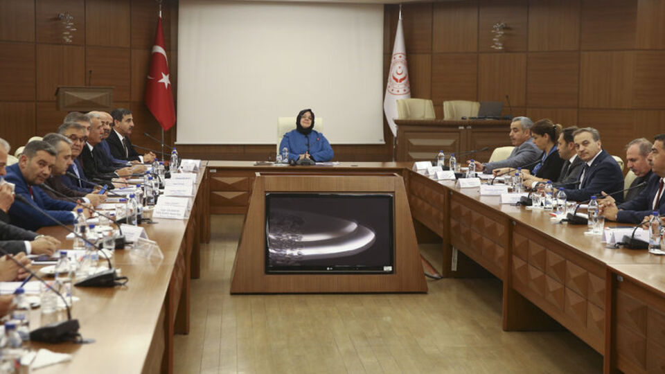 Milyonların gözü bu masada