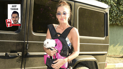 Köpeğini yanından ayırmıyor