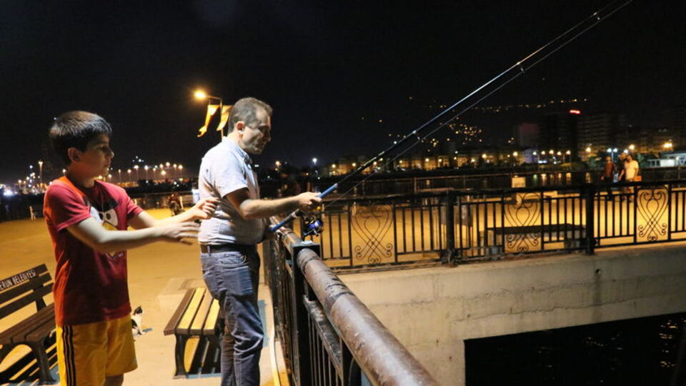 5 ton levrek denize karıştı, vatandaşlar kıyılara koştu