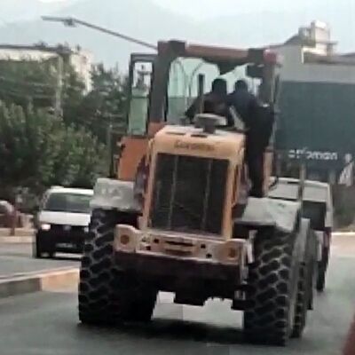 Denizli'de tuhaf olay! Kepçeyle birlikte polisi kaçırdı
