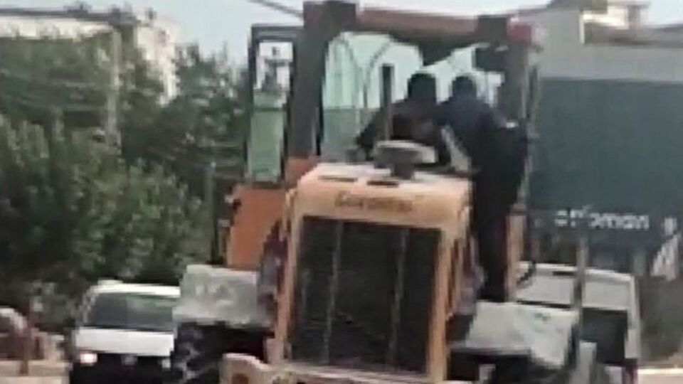 Denizli'de tuhaf olay! Kepçeyle birlikte polisi kaçırdı