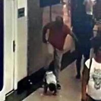 Bebeğe vicdansız tekme!