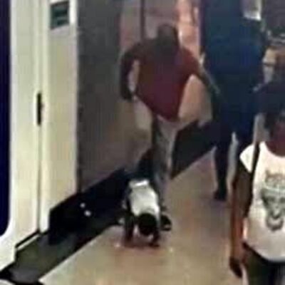 Bebeğe vicdansız tekme!