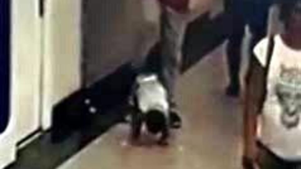 Bebeğe vicdansız tekme!