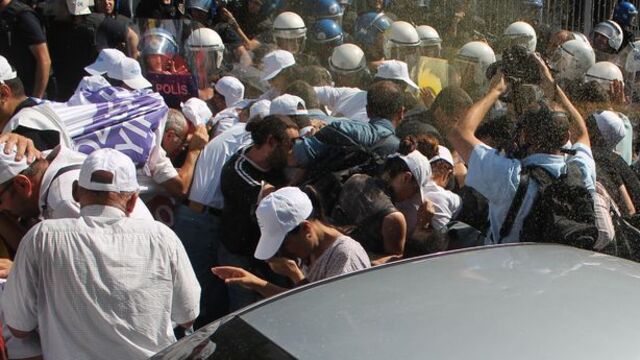 Bakanlığa yürümek isteyen gruba polis müdahalesi