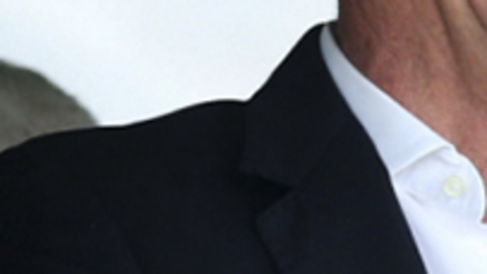 Fransız Bakanla görüşmesini iptal etti, tıraş oldu