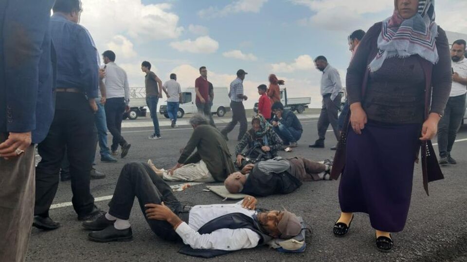 Şiddetli rüzgar minibüsü devirdi