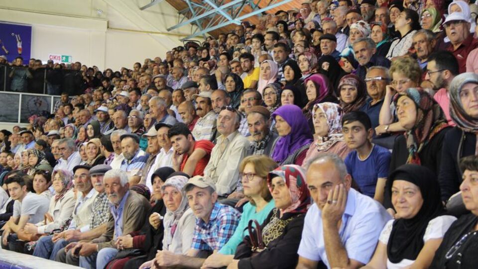 Kura izdihamı! Merdiven altından izleyenler oldu