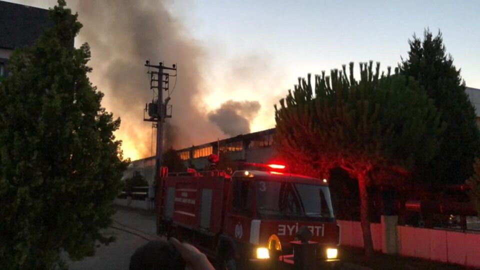 Dumanlar gökyüzüne yükseldi