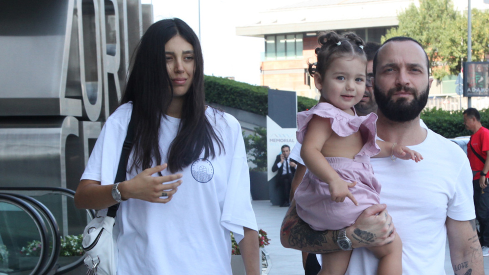 Arya babasının boynundan inmedi