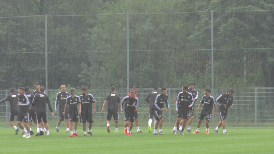 Beşiktaş yağmur altında çalıştı