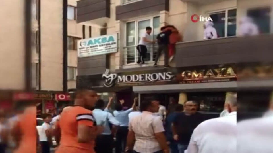 Binayı dumanlar sardı, 20 kişi kurtarıldı