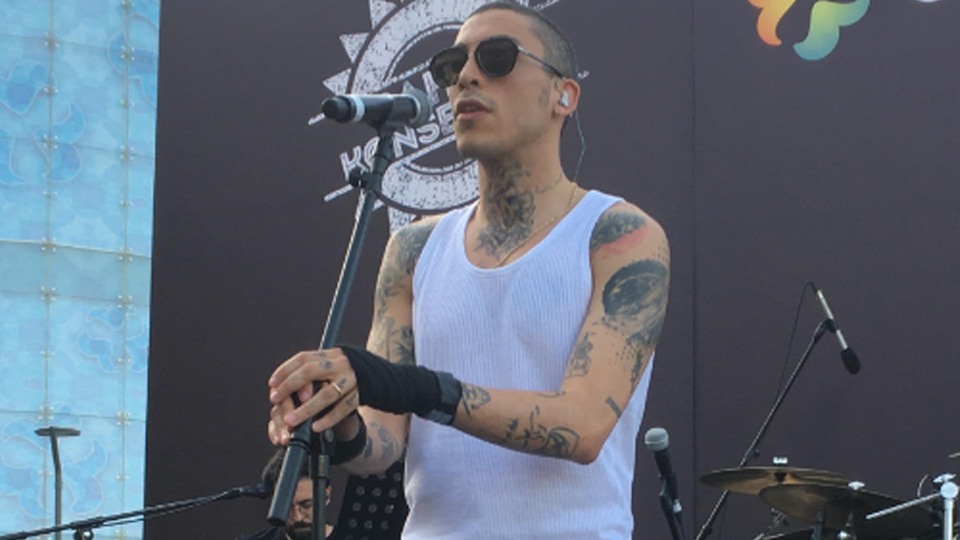 Sevilen şarkılarını dinleyicileriyle seslendirdi