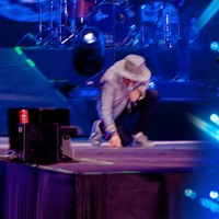 "Yerde böcek var, hemen kenara götürelim"