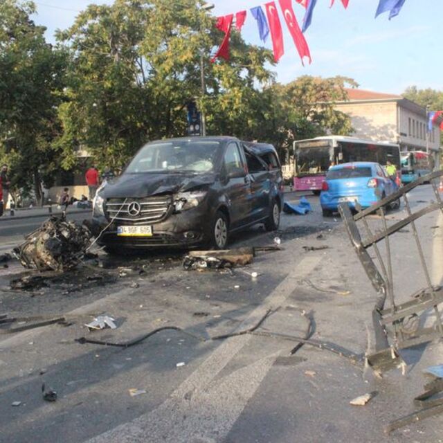 Beşiktaş'ta akılalmaz kaza! Motoru fırladı!