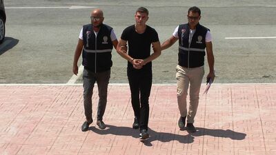 Evlerine gizlice girip uyuyanları izledi!