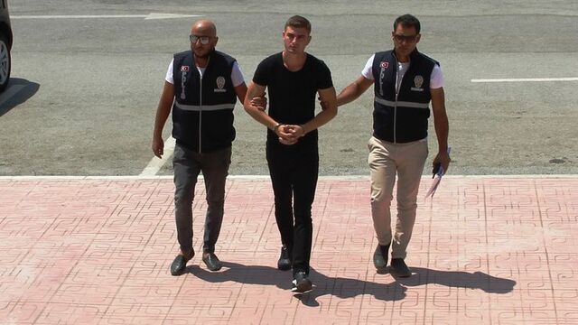 Evlerine gizlice girip uyuyanları izledi!