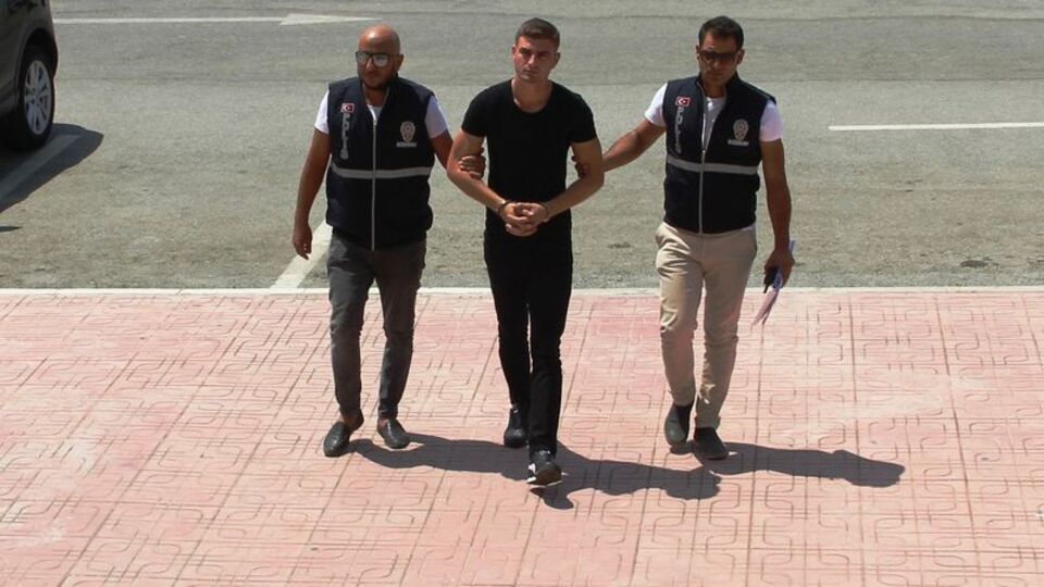 Evlerine gizlice girip uyuyanları izledi!