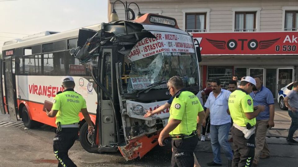 Mersin'de özel halk otobüsü kaza yaptı! Yaralılar var