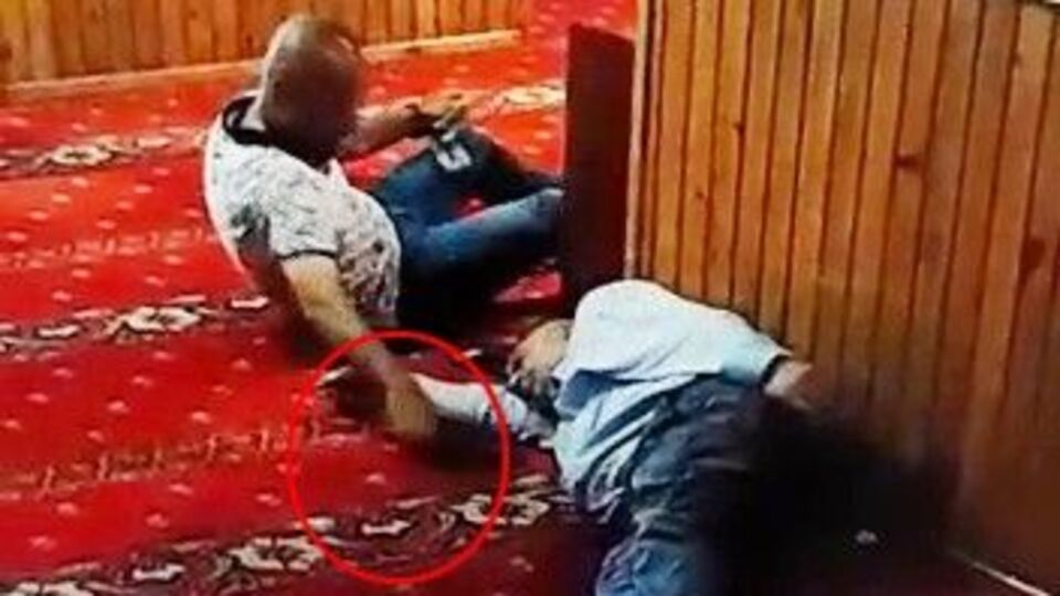 Camide uzanma numarasıyla hırsızlık!