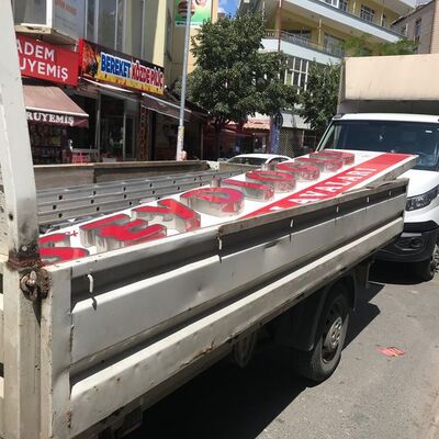 Baklavacı kardeşlerin tabela oyunu!