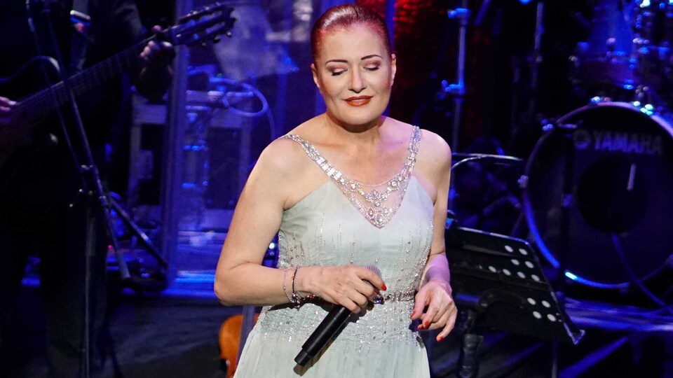 Candan Erçetin'den darbuka şovu