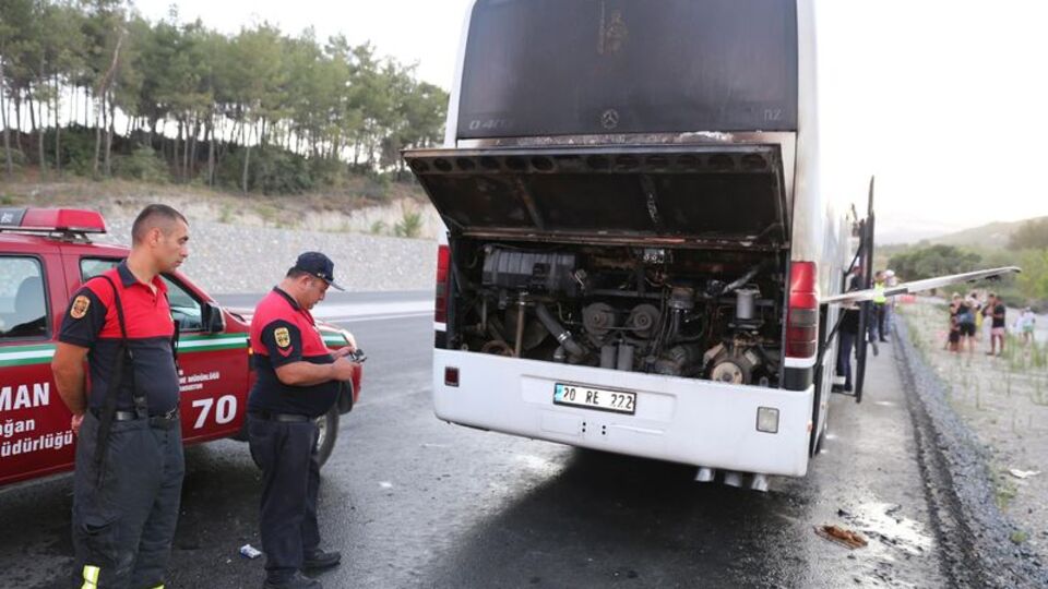 Muğla'da seyir halindeki tur otobüsü yandı