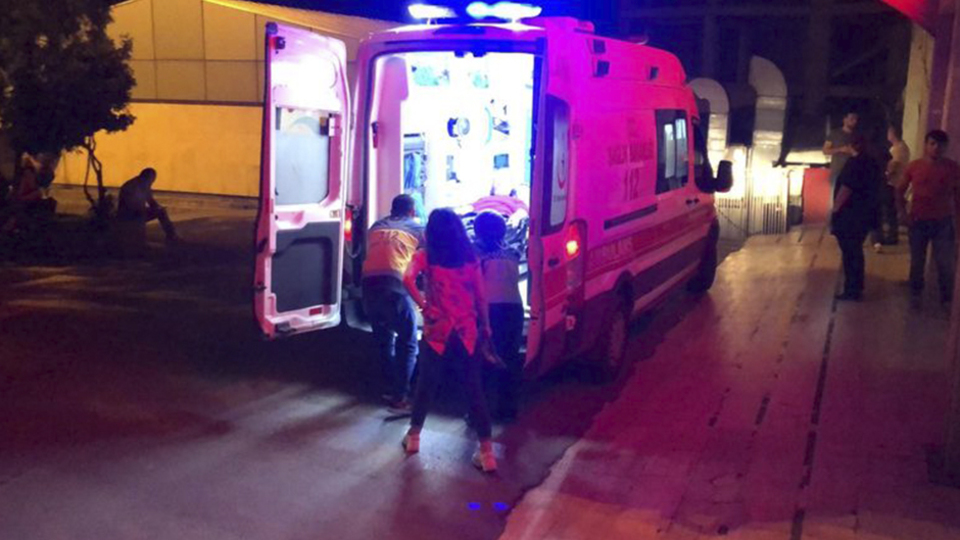 Taş atıldı sandığı başından kurşun çıktı!