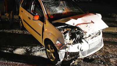 İzmir'de iki otomobil çarpıştı: 1 ölü, 6 yaralı