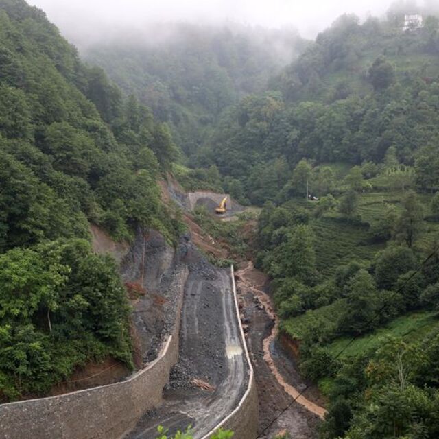 Rize'de heyelan! Yol trafiğe kapandı