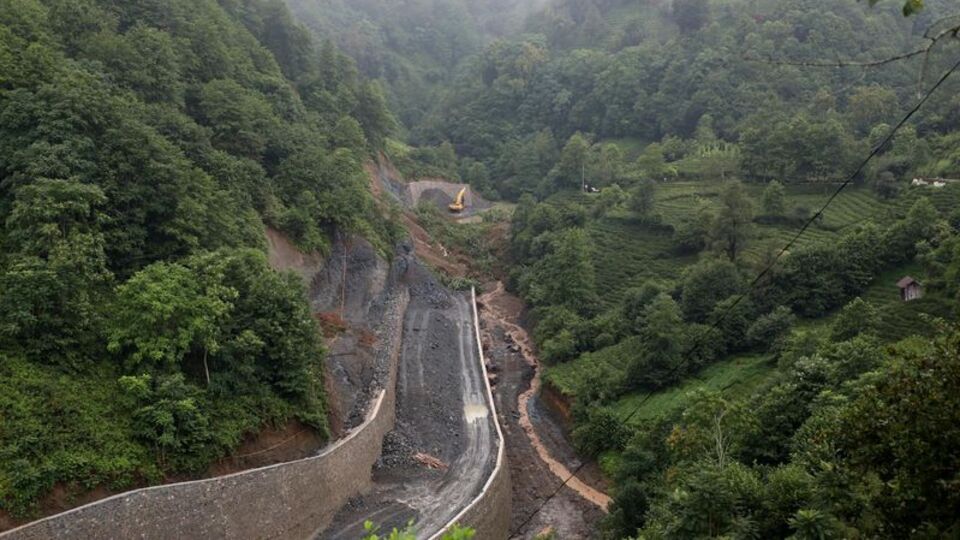 Rize'de heyelan! Yol trafiğe kapandı