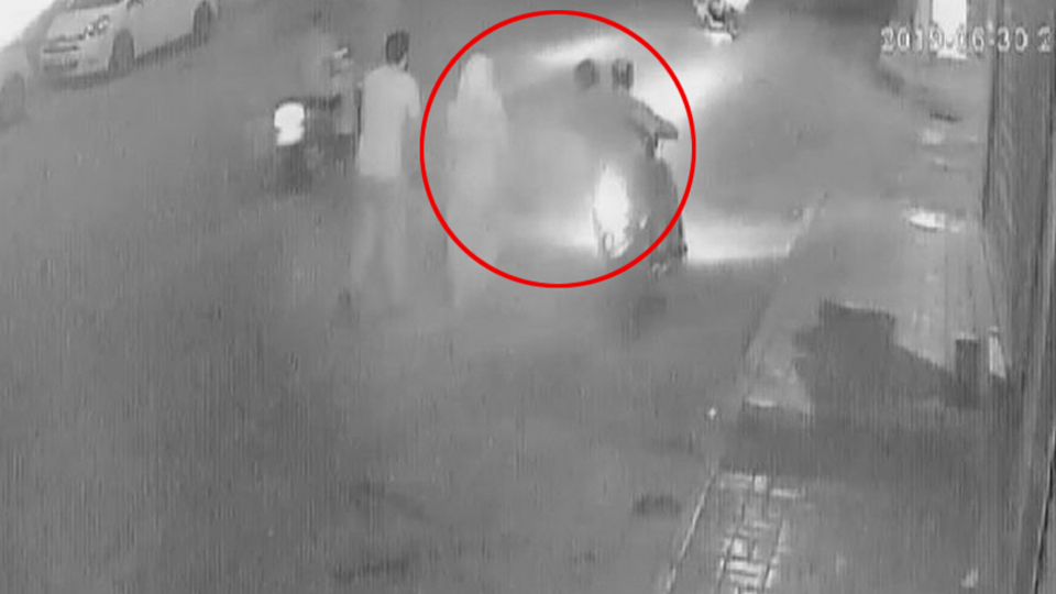 Kocasının yanında kapkaç şoku!