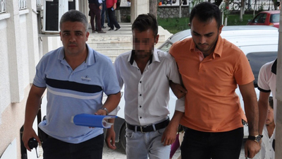 Genç kız ile annesini bıçakladı