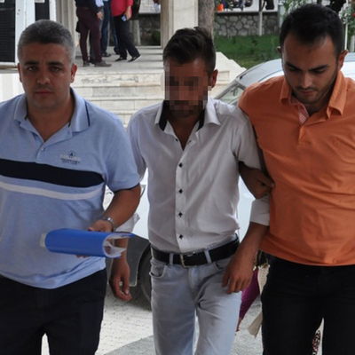 Genç kız ile annesini bıçakladı