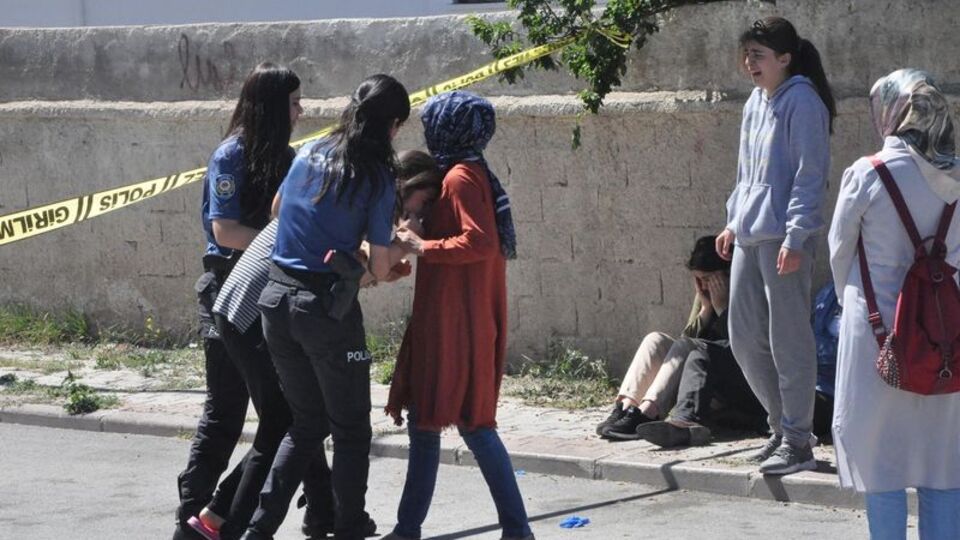 Yolunu kesti dehşet saçtı!