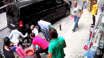 Kan donduran görüntü! Otel müşterisi çalışanı bıçakladı!