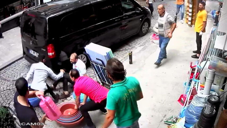 Kan donduran görüntü! Otel müşterisi çalışanı bıçakladı!