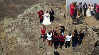 2550 metrelik zirvede evlendiler!