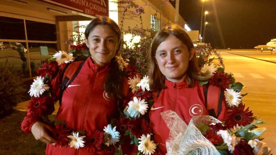 Çiçeklerle karşılandılar!