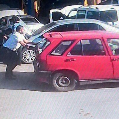 Aslında göründüğü gibi değil! Sanayiden iterek otomobil kaçırdı