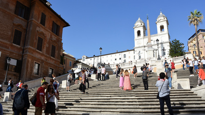Tarihi merdivenlerde oturmak yasaklandı!
