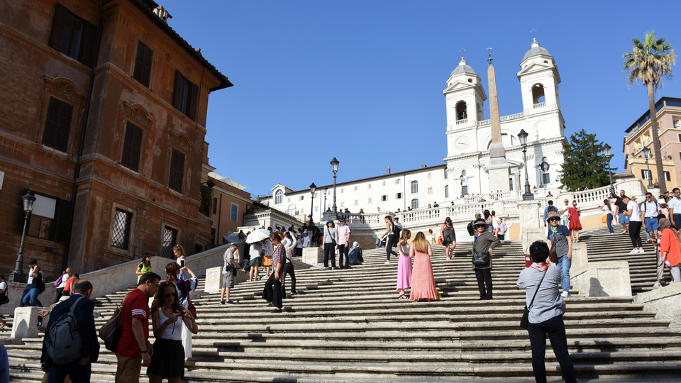 Tarihi merdivenlerde oturmak yasaklandı!