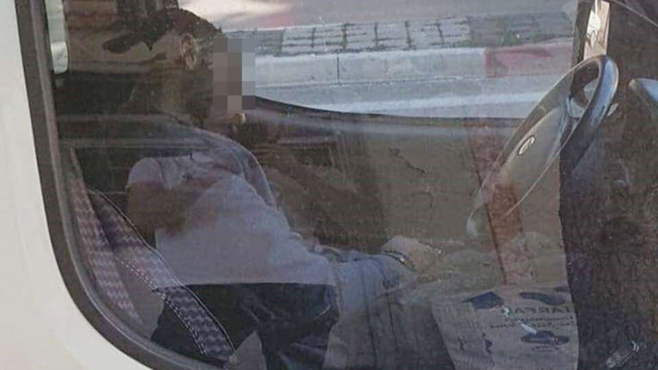 Çaldığı aracın içinde uyuyakalınca yakalandı