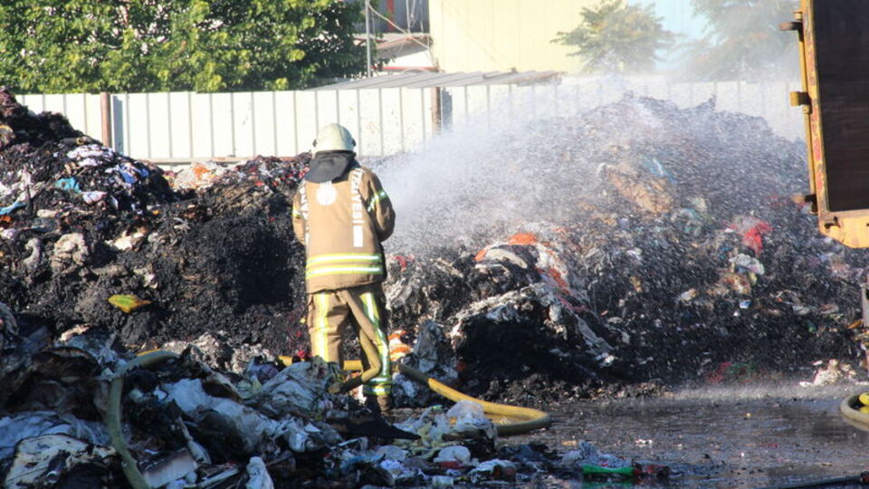 Sefaköy'de atık deposunda yangın!