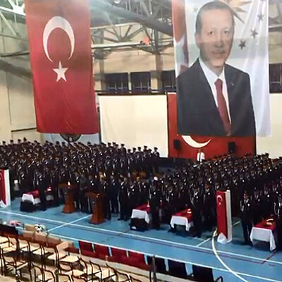 Mezuniyette ‘Cüneyt Arkın çok yaşa’ diye bağırdılar