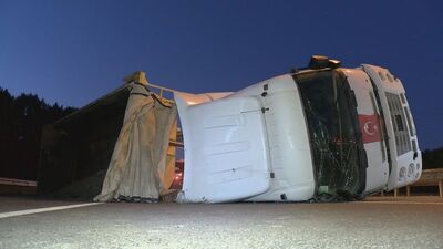 Havalimanı yolunda hafriyat kamyonu devrildi