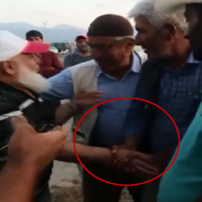 Kurban pazarında ilginç olay! Pazarlık sırasında parmaklarını kırdı