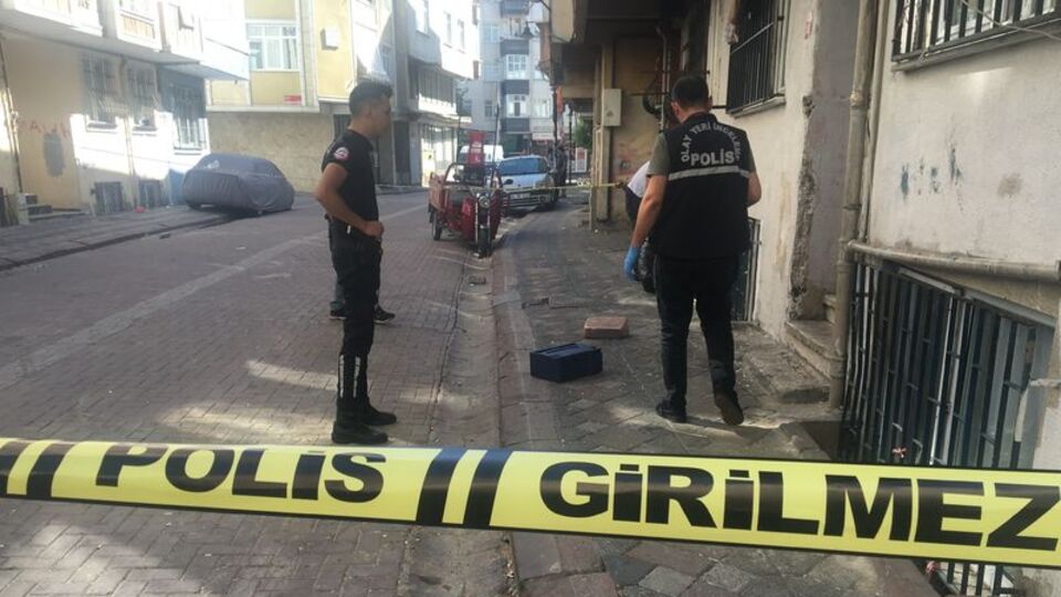 Evinin önünde silahla vuruldu