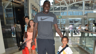 Ünlü futbolcu ailesiyle alışverişte